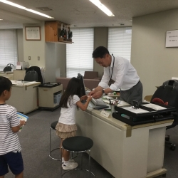 近藤泰正常務執行役員大阪本店長も子どもたちと名刺交換